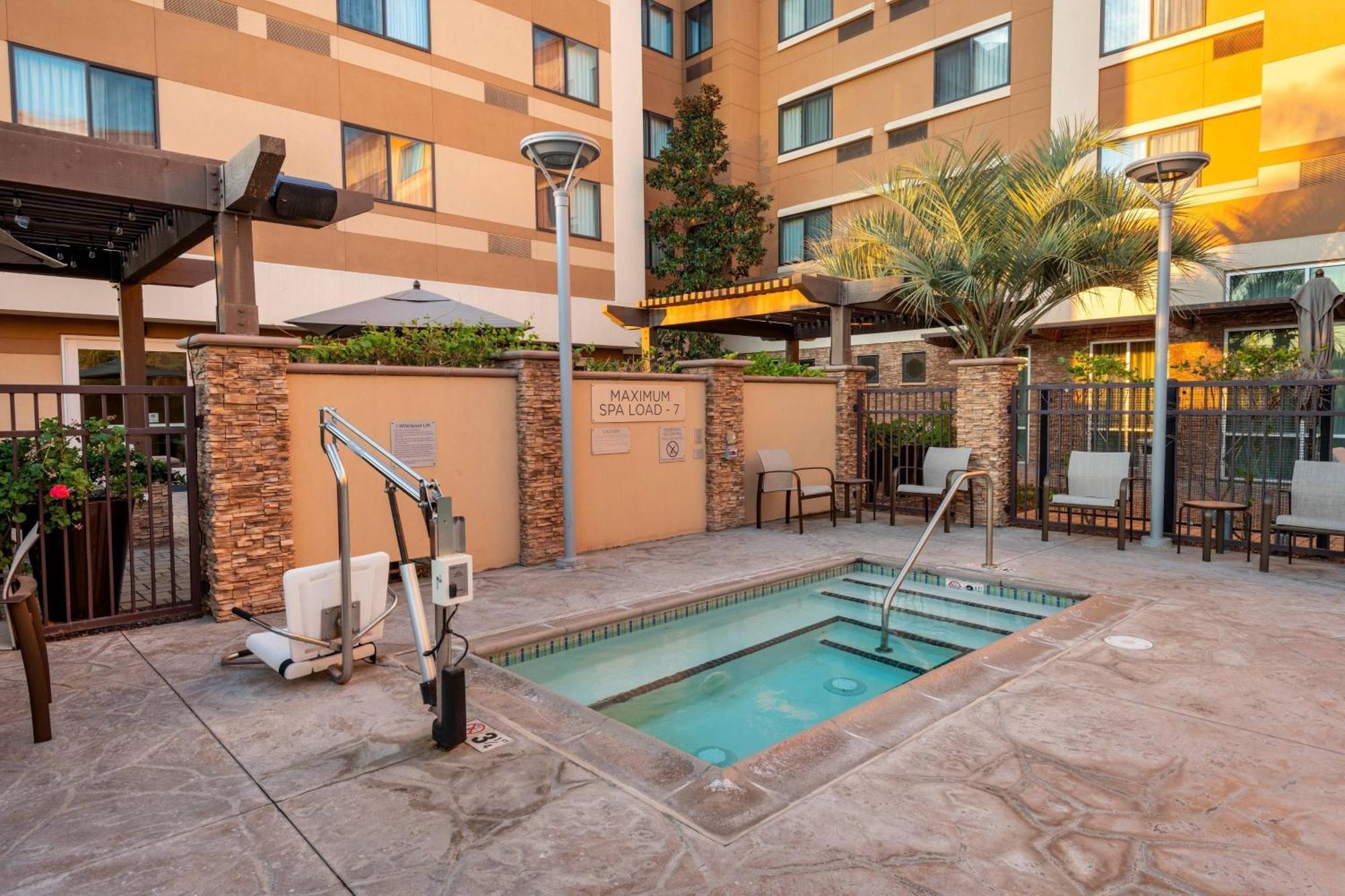 Courtyard By Marriott San Diego Oceanside Esterno foto